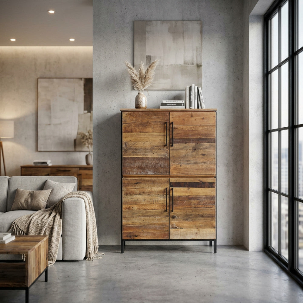 Credenza BRAXTON in legno e metallo ambientata in un living moderno con pareti in cemento e divano chiaro.