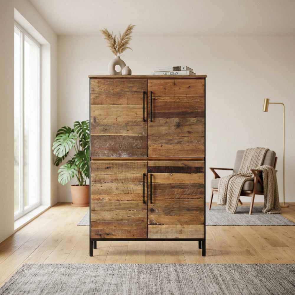 Vista frontale della credenza BRAXTON in legno marrone e struttura in metallo nero in un salotto luminoso.