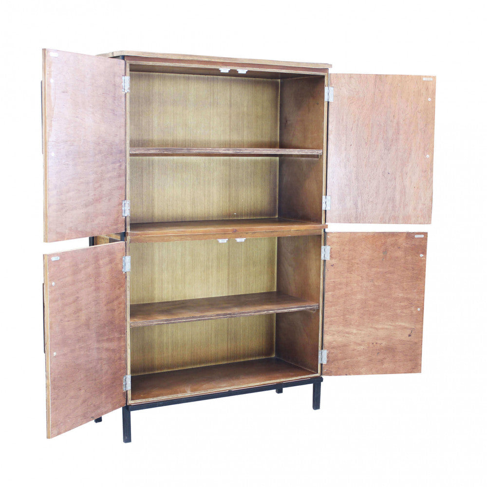 Credenza BRAXTON aperta su sfondo bianco, rivelando i capienti ripiani interni in legno.