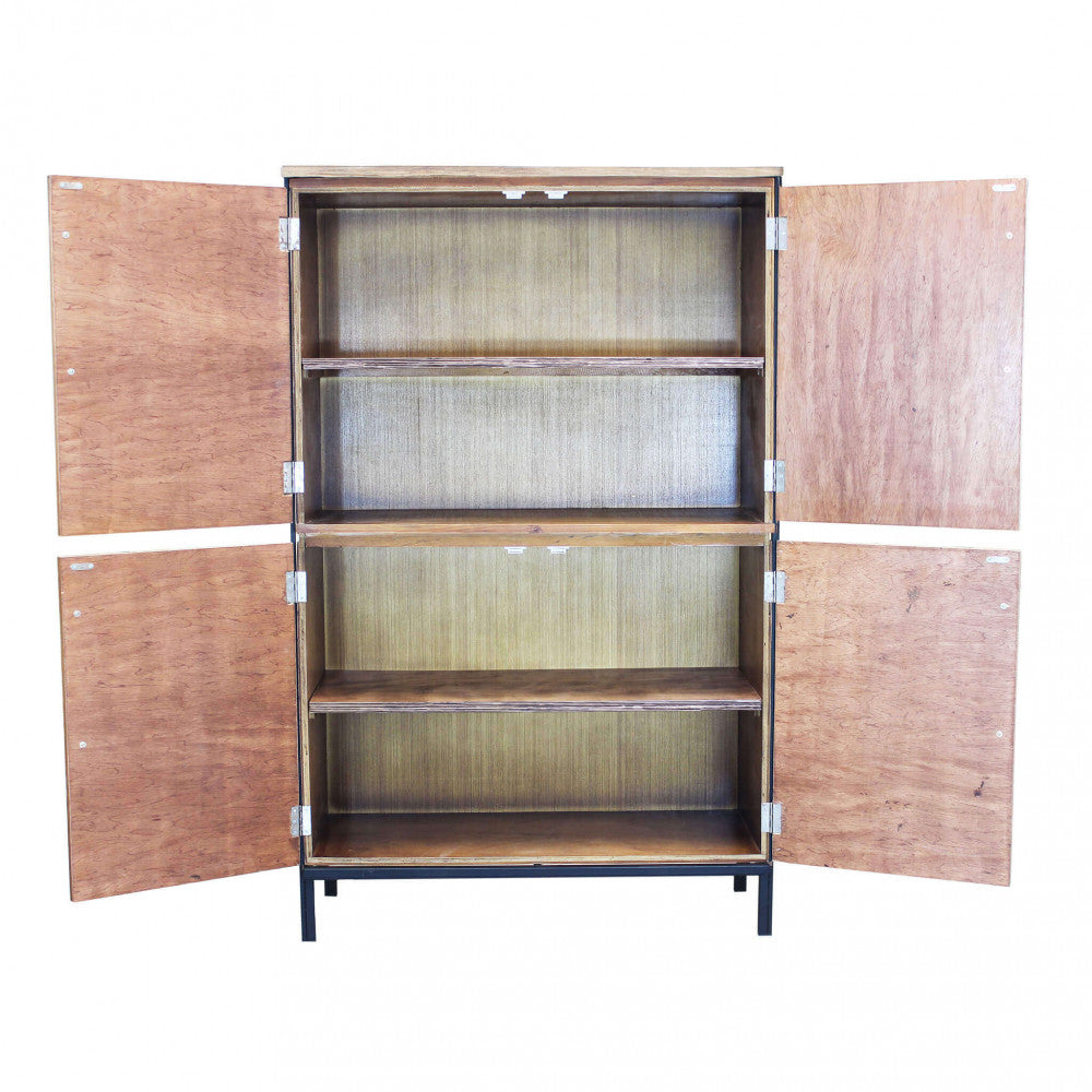 Vista frontale della credenza BRAXTON con le quattro ante aperte, mostrando la struttura interna e le mensole.