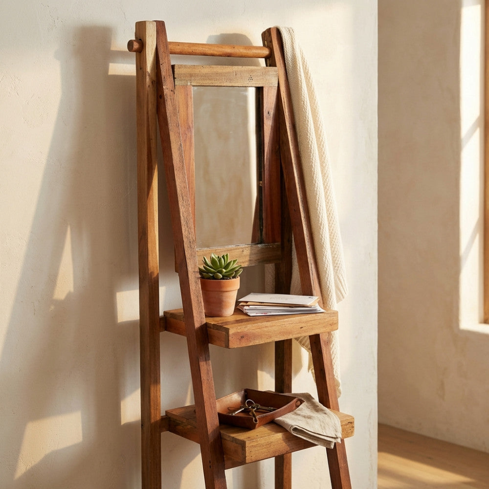 Dettaglio angolare del Mobile Brendon con specchio integrato e ripiani decorati con piante e accessori.