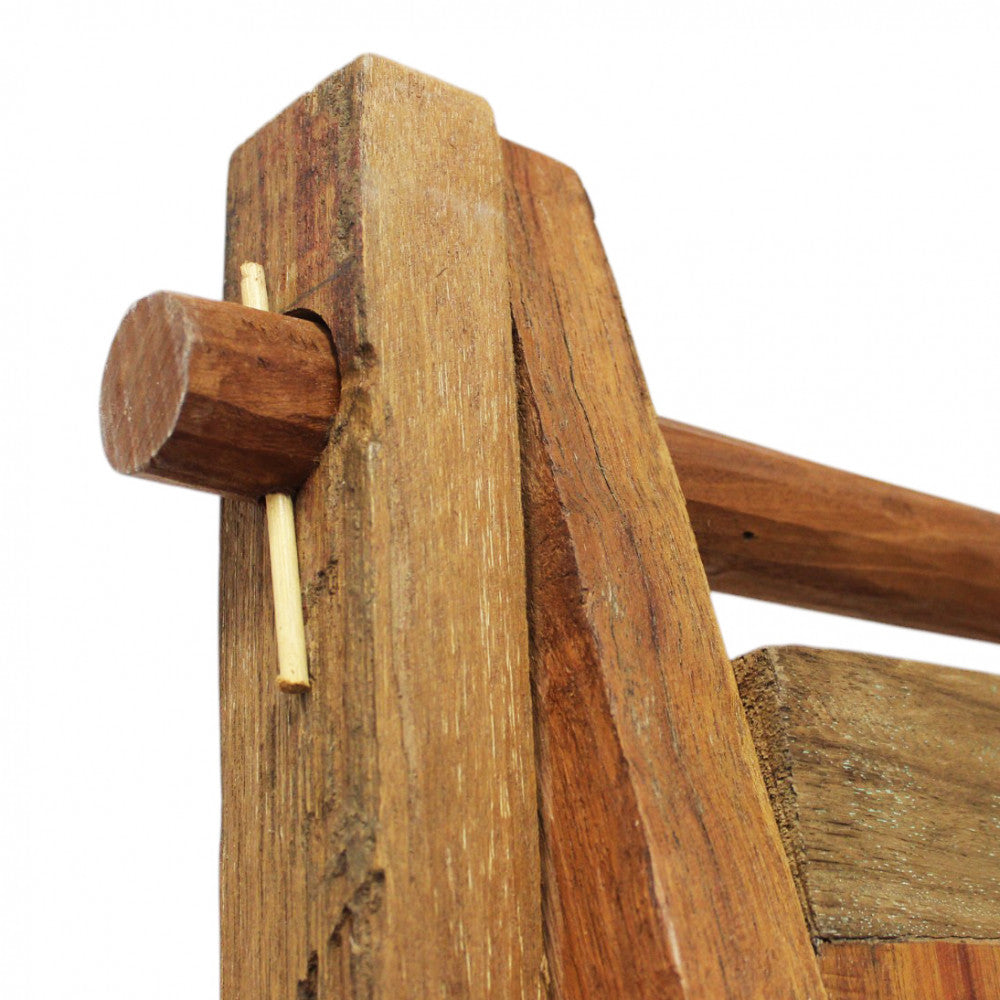 Primo piano degli incastri artigianali a piolo in legno massello del Mobile Brendon.