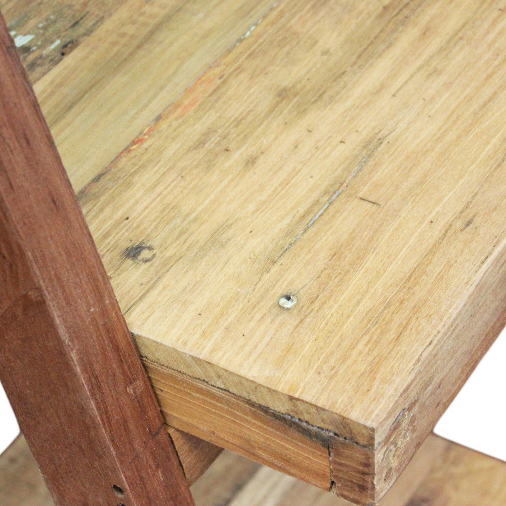 Dettaglio ravvicinato della texture ruvida e autentica del ripiano in legno 100% riciclato.