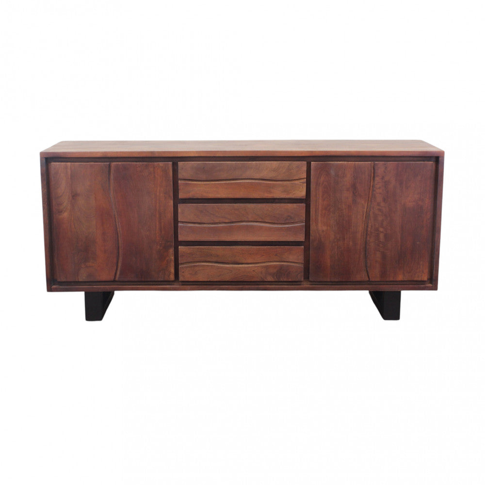 Scatto frontale in studio della credenza Brennan chiusa, che mostra il suo design simmetrico e le variazioni naturali del legno.