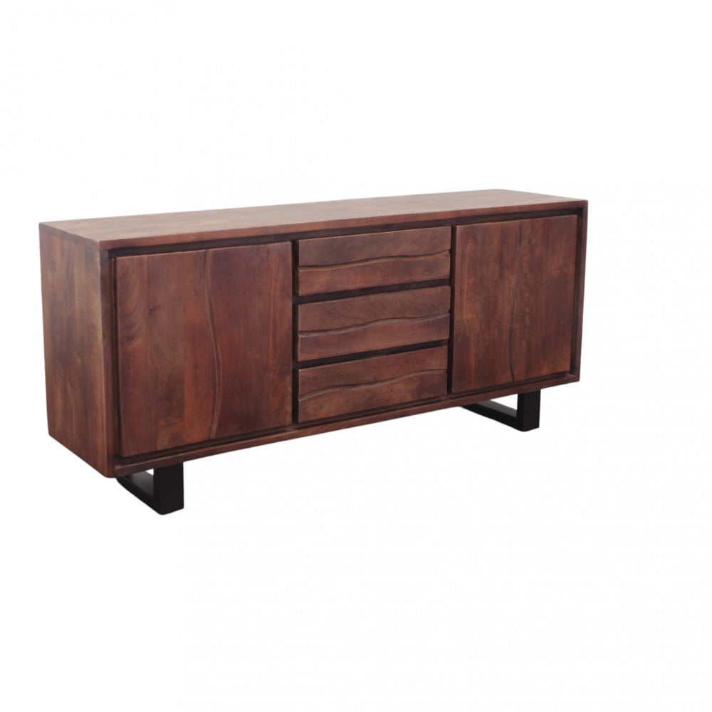 Scatto in studio della credenza Brennan isolata su sfondo bianco, che evidenzia le ricche venature del legno marrone.