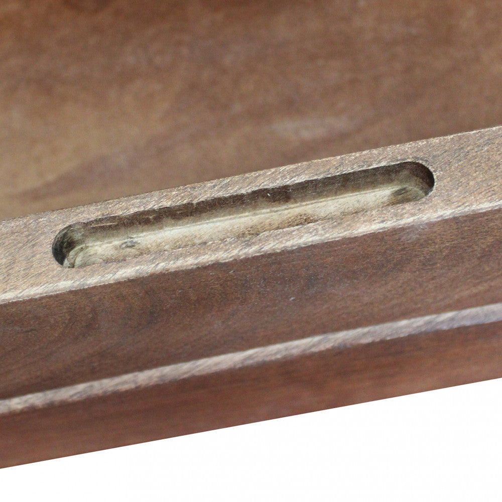 Primo piano della maniglia in legno integrata e intagliata direttamente nel bordo del cassetto per un look continuo.