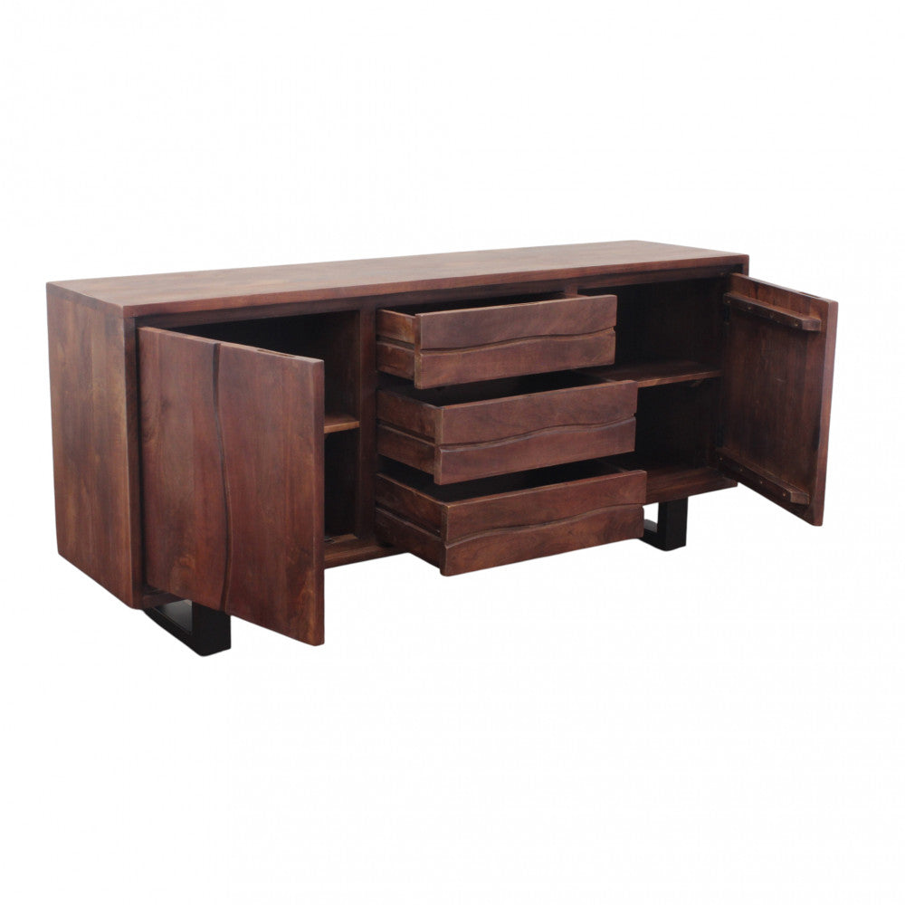 Scatto in studio che mostra la credenza con entrambe le ante laterali e i tre cassetti centrali completamente aperti, rivelando interni spaziosi.