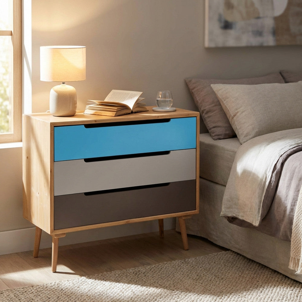 Dettaglio frontale della cassettiera Cosma con cassetti blu, grigio chiaro e marrone
