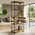 Libreria Britton in acciaio e legno inserita in un luminoso soggiorno moderno con divano beige.