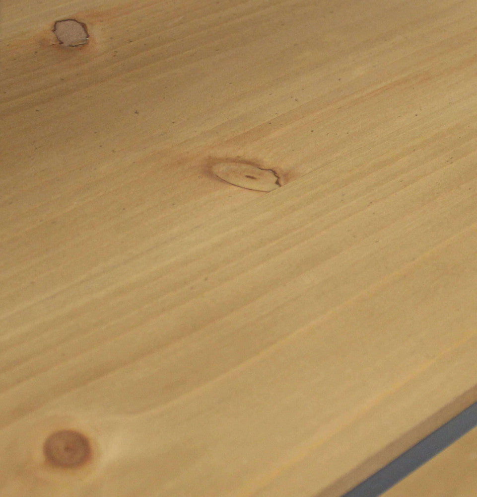 Primo piano della texture del legno marrone, che mostra le venature naturali e i nodi del ripiano.