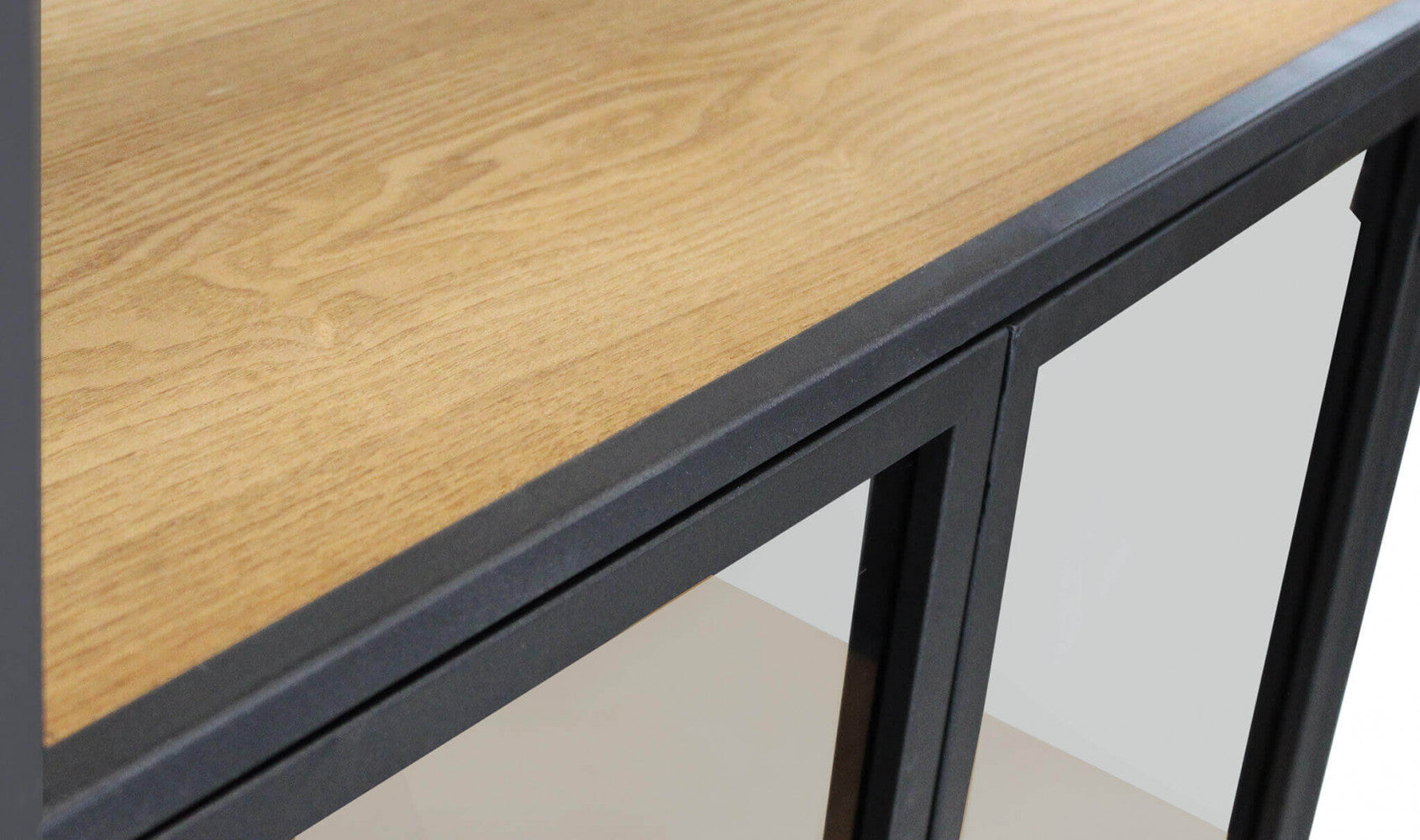 Dettaglio del Mobile Brock, un arredo robusto in legno e metallo con ampio spazio per esporre e organizzare | Albert Stock