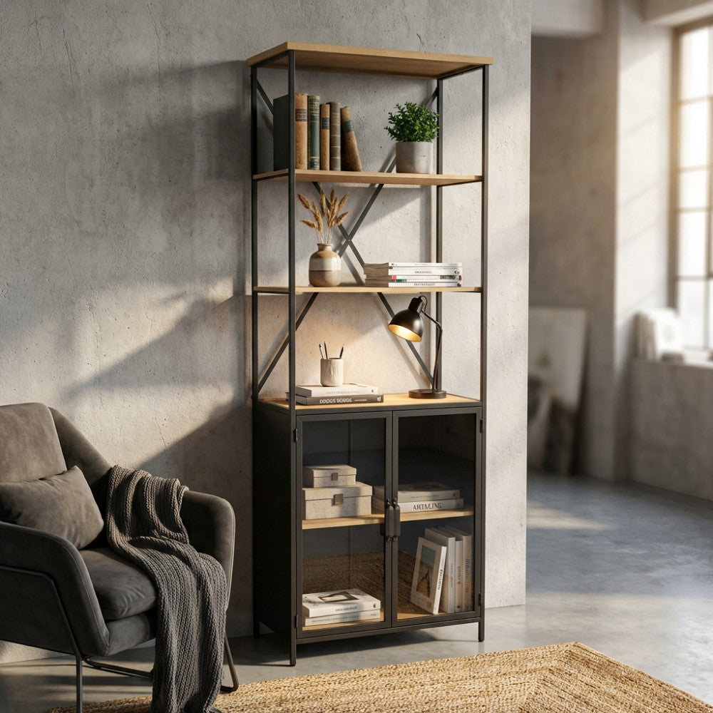 Libreria BROCK in acciaio nero e legno marrone inserita in un salotto moderno, illuminata da luce naturale accanto a una poltrona grigia.