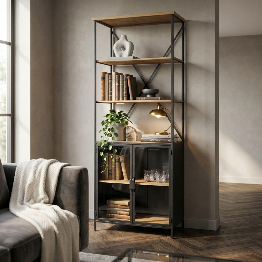 Dettaglio ravvicinato della libreria industriale BROCK, che mostra le ante in vetro inferiori, libri antichi e piante decorative sui ripiani in legno.