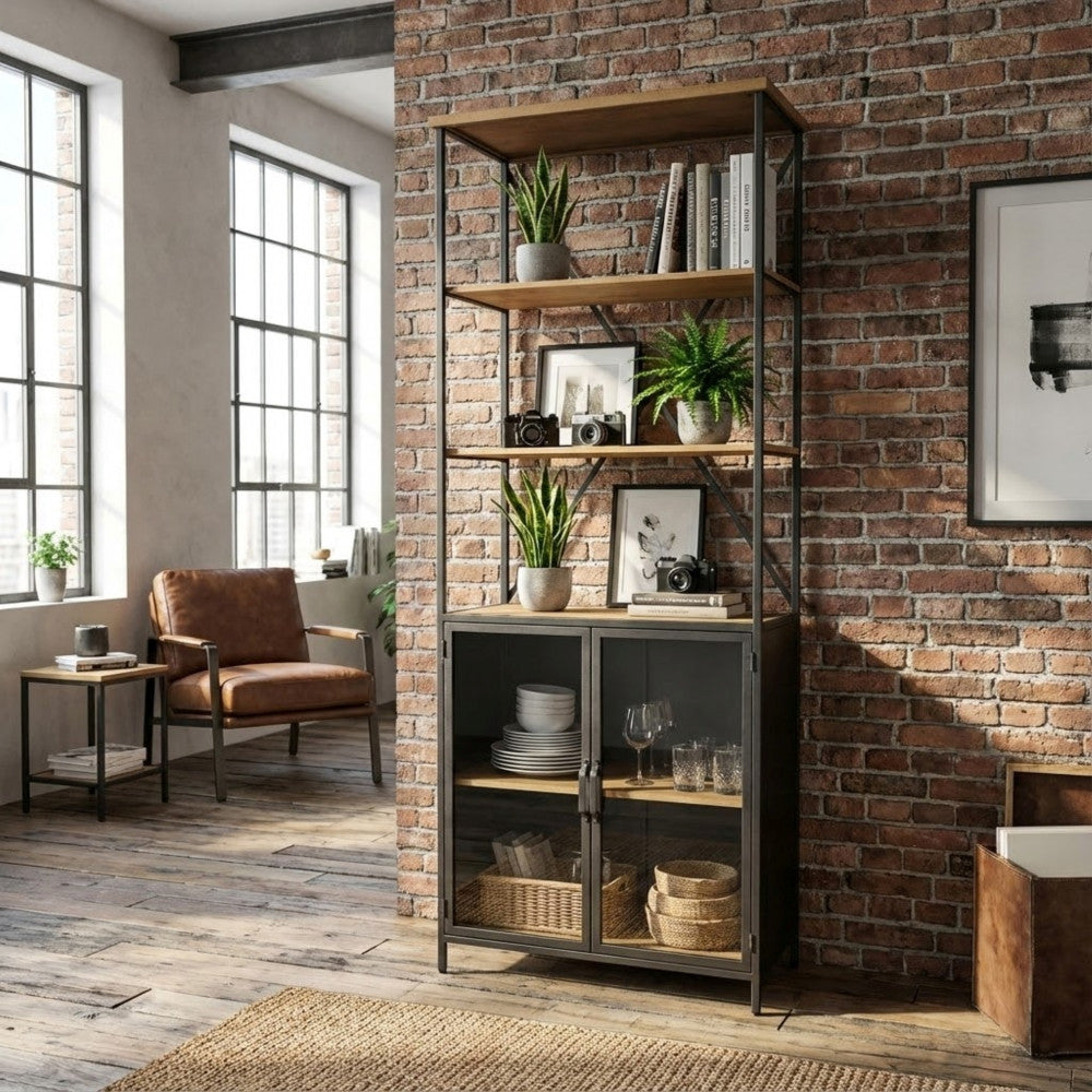 Libreria BROCK allestita elegantemente con stoviglie in ceramica e calici in vetro all'interno di una sala da pranzo dal design rustico-chic.