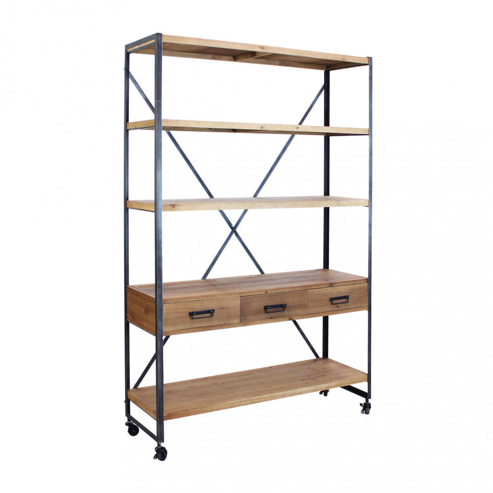 Scatto in studio angolato della libreria freestanding Buck che evidenzia i ripiani in legno naturale e la struttura a croce in metallo nero.