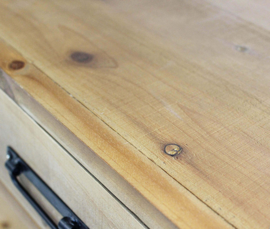 Vista macro delle venature naturali del legno e dei nodi organici sulla superficie della libreria Buck.