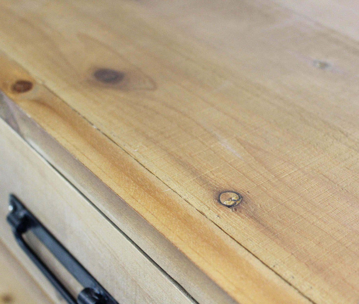 Vista macro delle venature naturali del legno e dei nodi organici sulla superficie della libreria Buck.