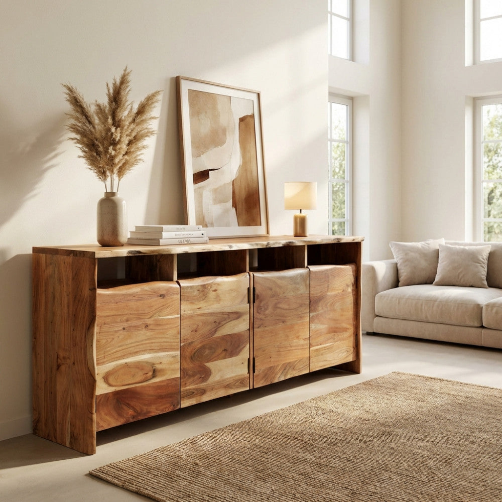 Credenza Byron in legno di acacia ambientata in un luminoso soggiorno moderno con decorazioni neutre.