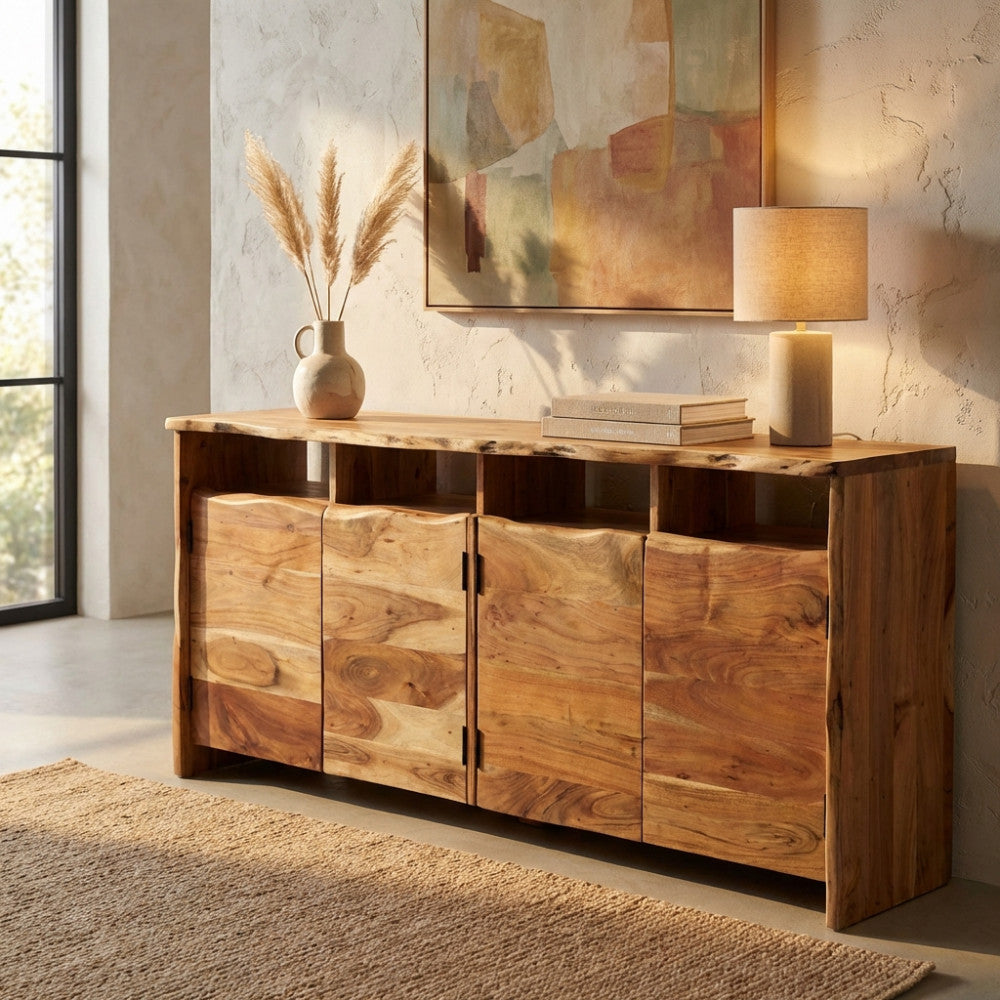 Dettaglio della credenza Byron in acacia marrone con lampada da tavolo e quadro astratto.