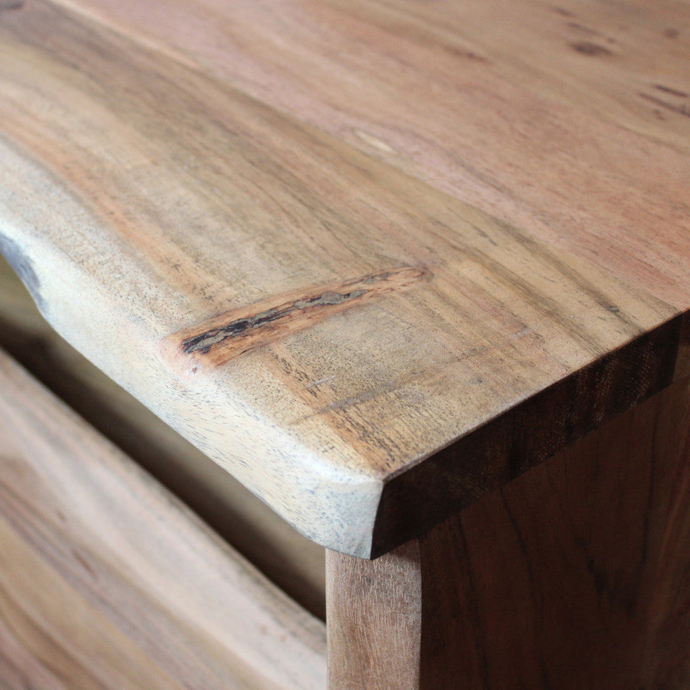 Dettaglio ravvicinato del piano superiore in legno di acacia, evidenziando le venature naturali e il bordo irregolare.