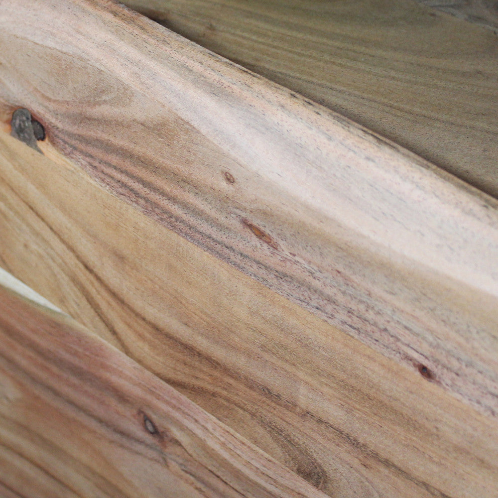 Primo piano della texture del legno di acacia marrone, mostrando i nodi e le sfumature organiche.
