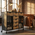 Credenza industriale Caden in acciaio e legno ambientata in un loft con divano in pelle e parete in mattoni.