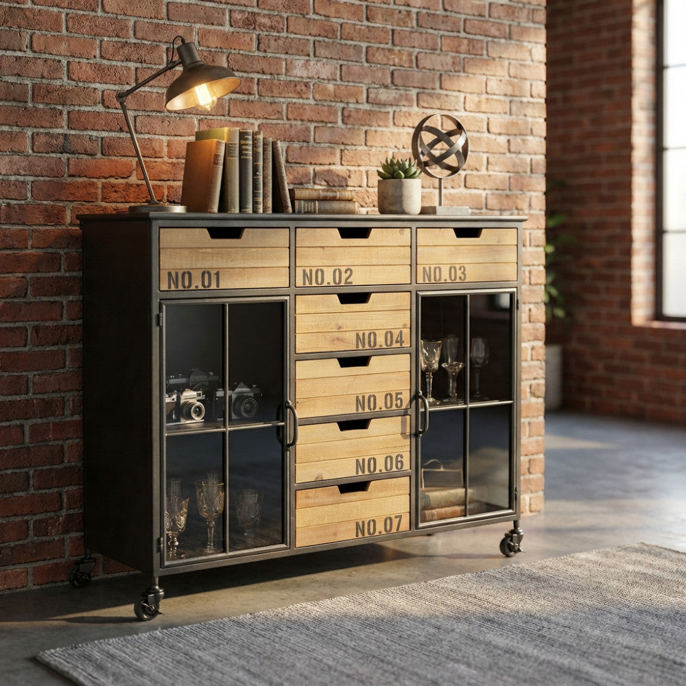 Vista frontale della credenza Caden con cassetti in legno numerati e ante a vetri, illuminata da luce naturale.