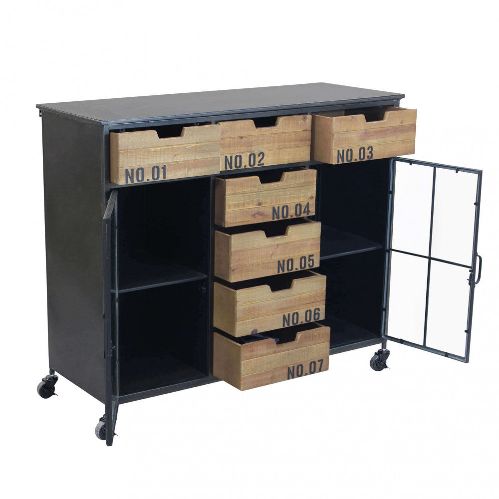 Credenza Caden con anta destra aperta e cassetti centrali estratti, rivelando gli ampi vani interni neri.