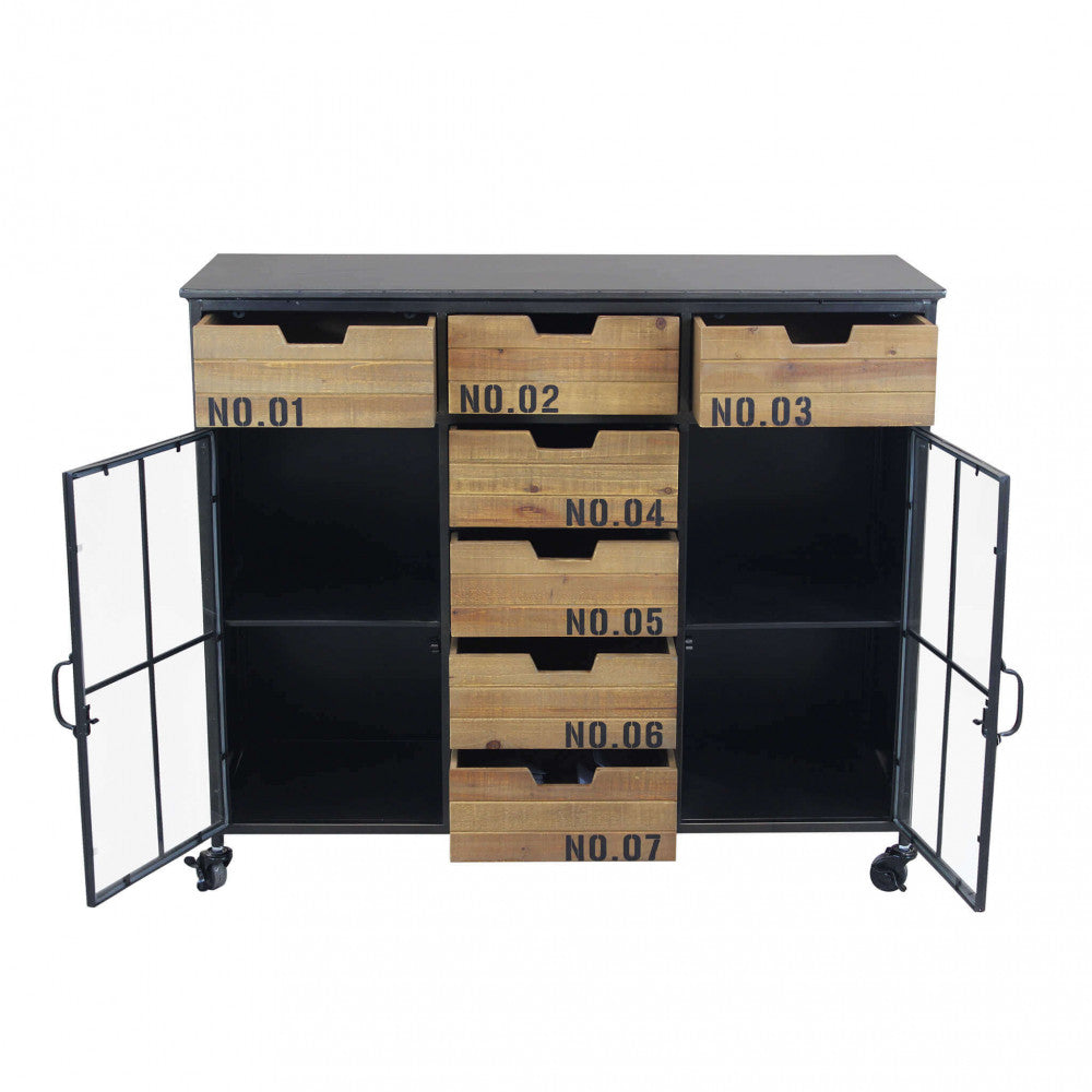 Credenza Caden con entrambe le ante a vetri aperte, mostrando la capacità contenitiva dei ripiani interni.