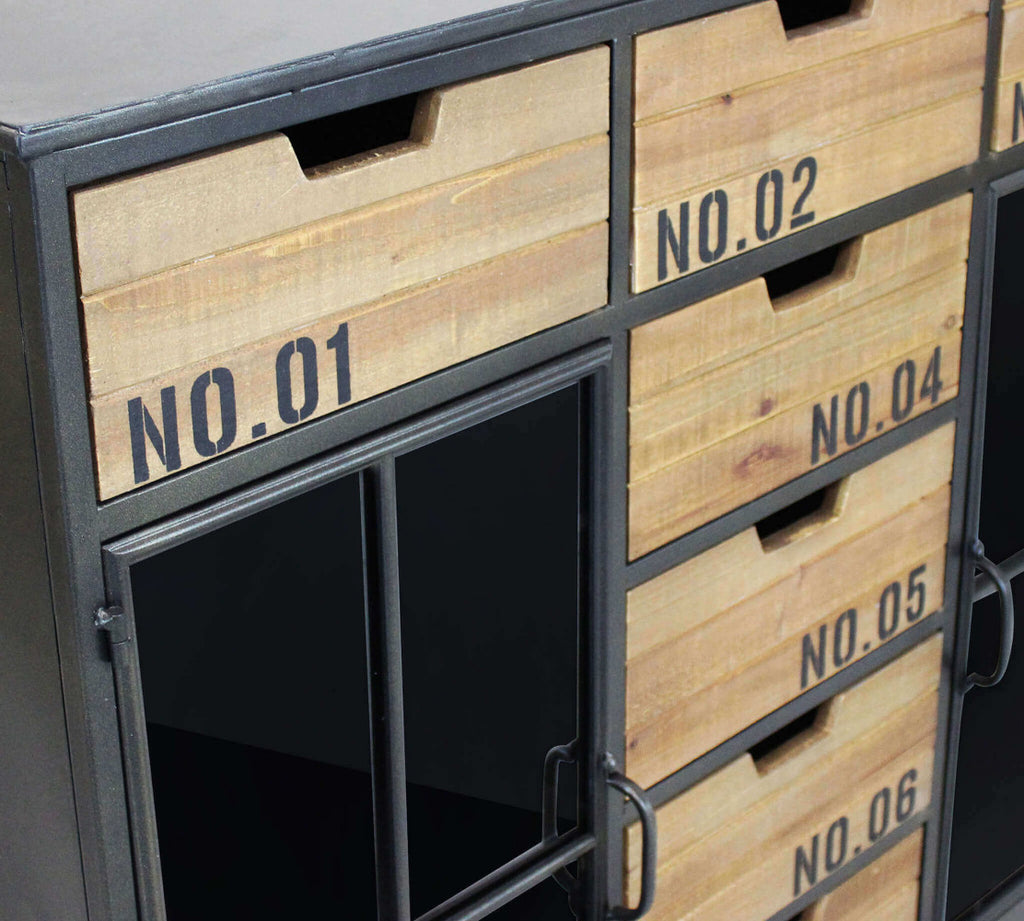 Dettaglio ravvicinato dei cassetti in legno con numerazione stampata in stile industriale e maniglie integrate.
