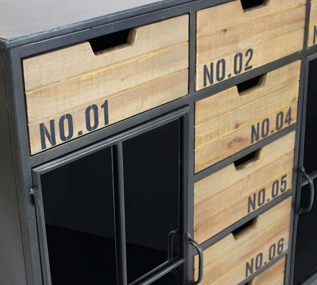Dettaglio ravvicinato dei cassetti in legno con numerazione stampata in stile industriale e maniglie integrate.