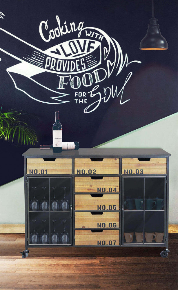 Credenza Caden utilizzata come mobile bar in un ambiente moderno, con calici e bottiglie di vino visibili all'interno.