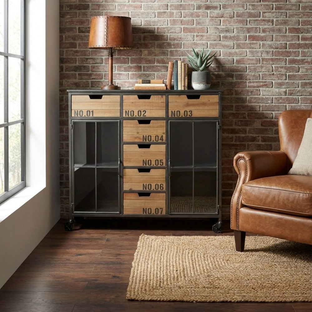 Credenza Caden inserita in un salotto dal design rustico-chic, accanto a una poltrona in pelle e un tappeto in iuta.