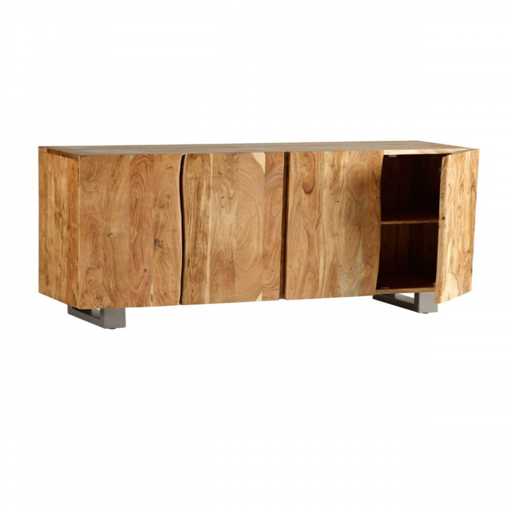 Credenza CAESAR in legno massello con ante dalle linee organiche e base in metallo nero, vista frontale con anta destra aperta.