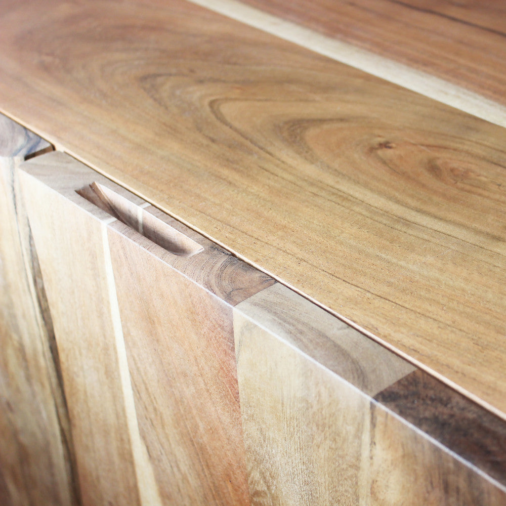 Dettaglio ravvicinato del bordo superiore e della maniglia a gola scavata nel legno massello della credenza CAESAR.