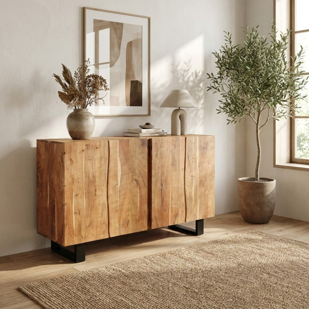 Credenza CAESAR in un ambiente rilassante con tappeto in iuta, pianta d'ulivo e luce solare che crea un'atmosfera calda.