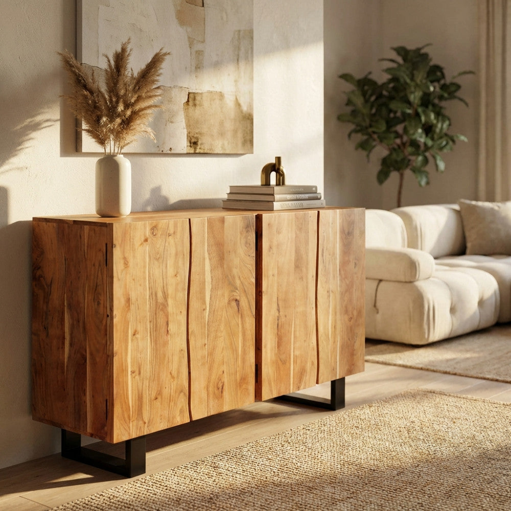 Credenza CAESAR ambientata in un soggiorno luminoso, decorata con un vaso in ceramica e pampas, illuminata dalla luce naturale.