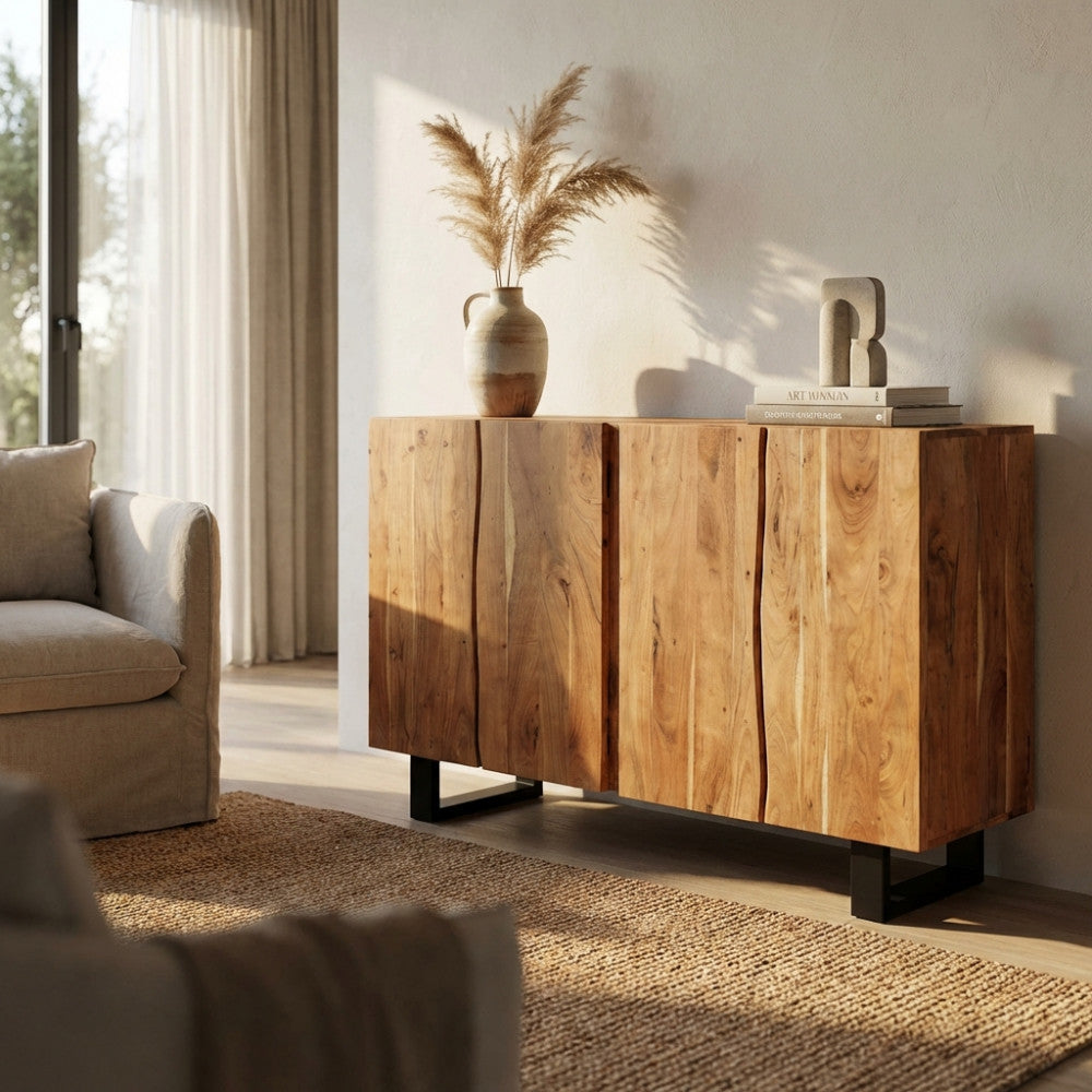 Dettaglio della credenza CAESAR in legno e metallo in un living moderno, con luce radente che esalta le venature del legno.
