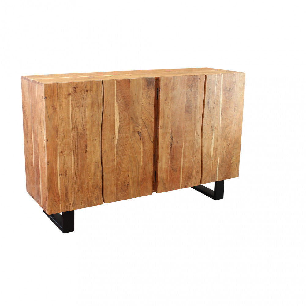 Vista angolare della credenza CAESAR, che mostra la profondità del mobile e il contrasto tra il legno marrone e i piedini neri.