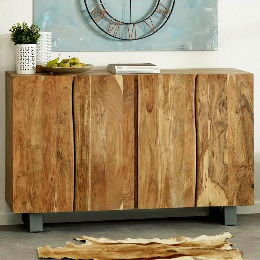 Credenza CAESAR inserita in un contesto industriale chic, con un orologio da parete e decorazioni minimaliste sul piano superiore.