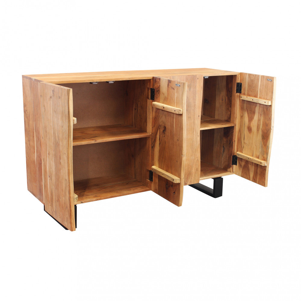 Credenza CAESAR con entrambe le ante aperte, rivelando i capienti ripiani interni in legno e la solida struttura.