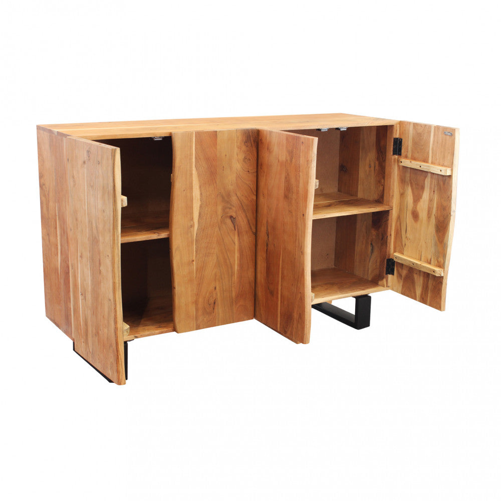 Vista a tre quarti della credenza CAESAR con ante aperte, evidenziando lo spessore del legno e la qualità costruttiva.