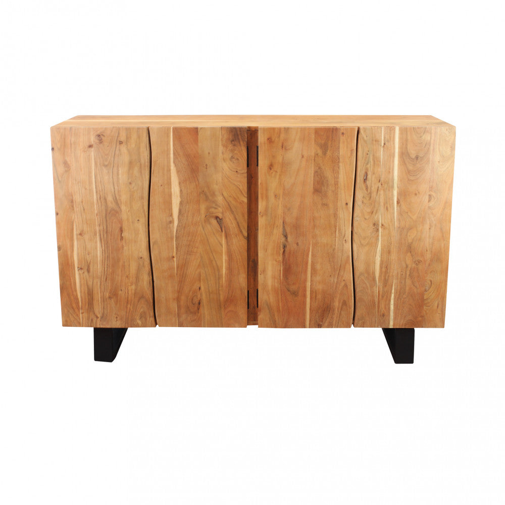 Vista frontale della credenza CAESAR a porte chiuse, dove spicca il design irregolare e naturale dei bordi delle ante.