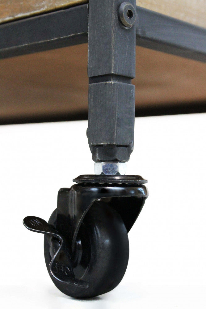 Dettaglio della ruota pivotante in metallo nero del carrello Camron.