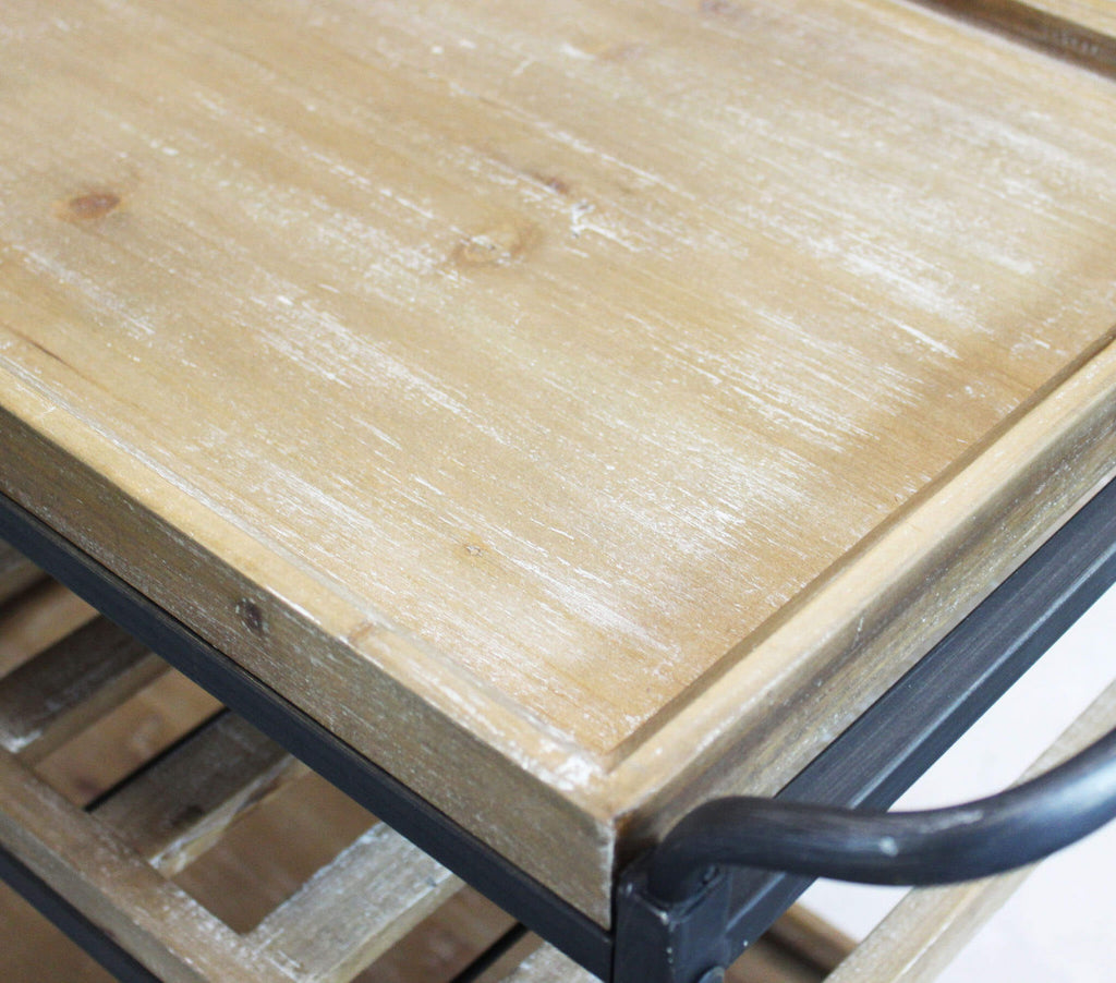 Particolare della superficie in legno marrone con venature a vista del ripiano superiore.