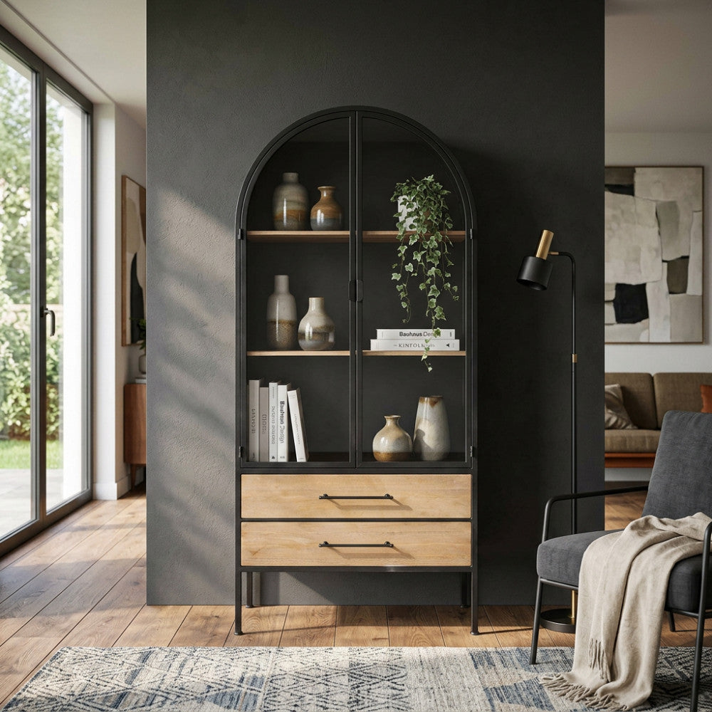 Vetrina Chadwick in acciaio antracite e legno marrone ambientata in un soggiorno moderno con luce naturale.
