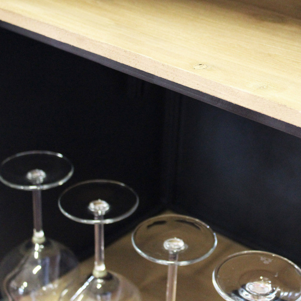 Particolare dei ripiani interni in legno della vetrina Chadwick, con calici da vino capovolti.