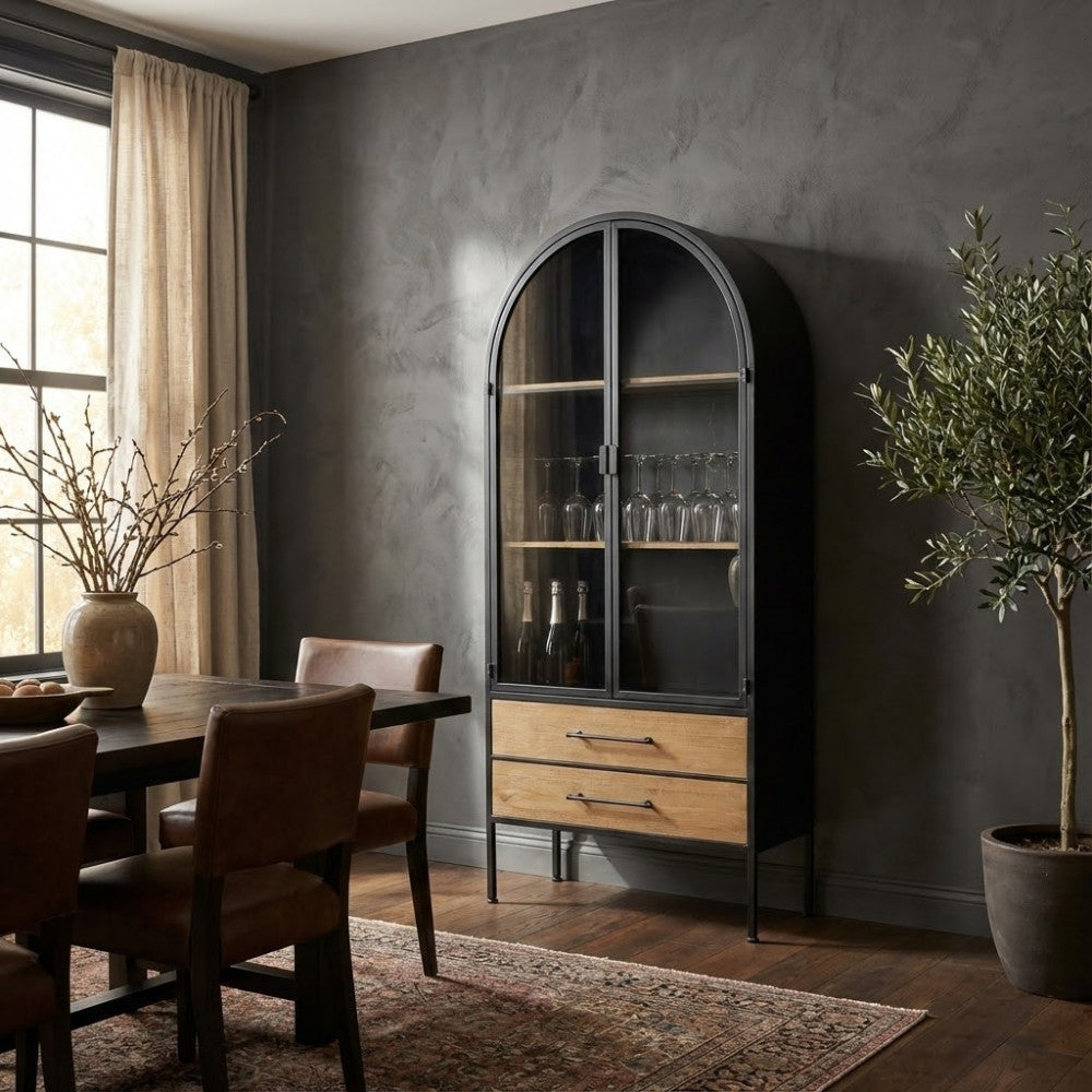 Vetrina Chadwick inserita in una sala da pranzo elegante con pareti scure e tavolo in legno massello.
