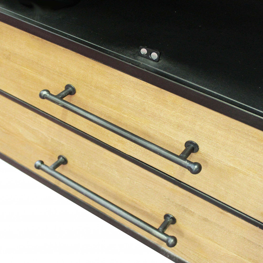 Dettaglio ravvicinato dei cassetti in legno marrone con maniglie in acciaio scuro della vetrina Chadwick.