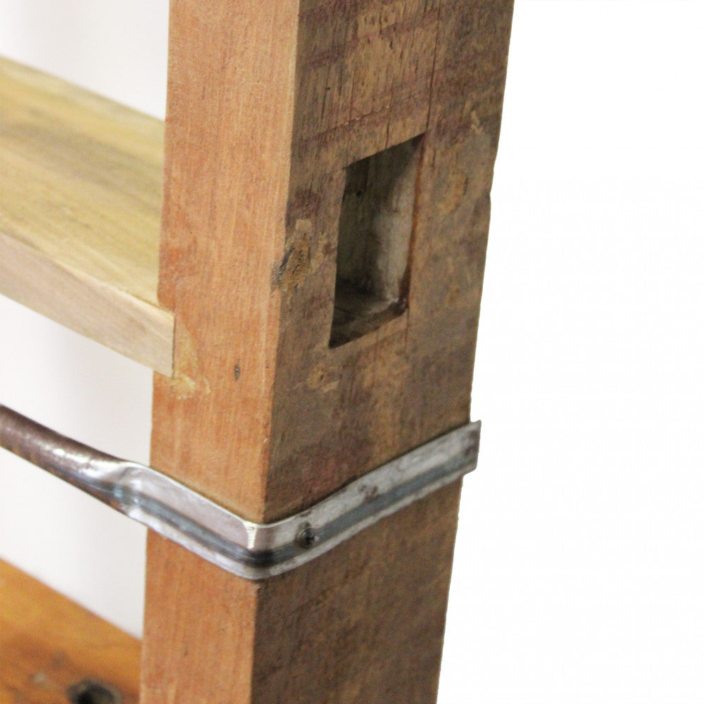 Particolare dell'incastro in legno e del rinforzo in metallo, simbolo di artigianalità e robustezza.